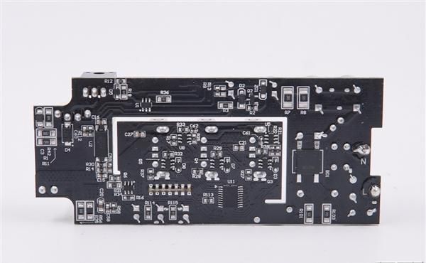 云星电子|三口USB+27瓦快充 米家插线板拆解:用料精细
