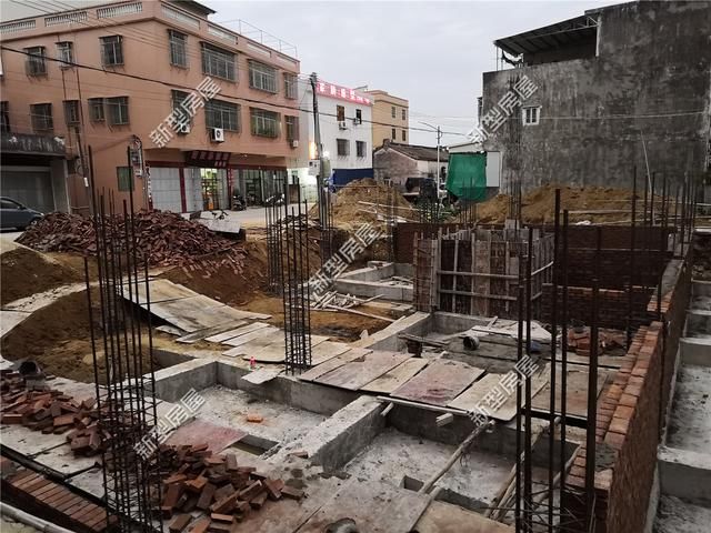 农村小伙盖房发现钢筋歪了10公分？这施工队太马虎，赶紧给钱走人