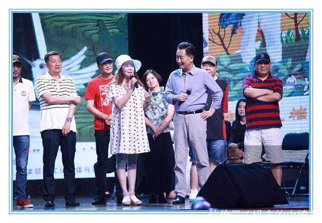 当56岁蔡明同台56岁宋丹丹，才知道保养与不保养的差距有多大