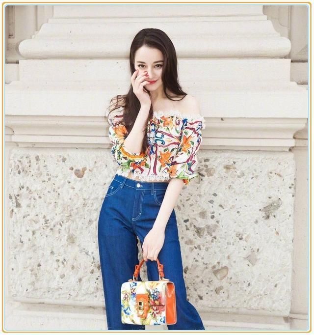 冻龄只服佘诗曼!43岁穿印花一字肩嫩成初恋，撞上热巴都丝毫不差