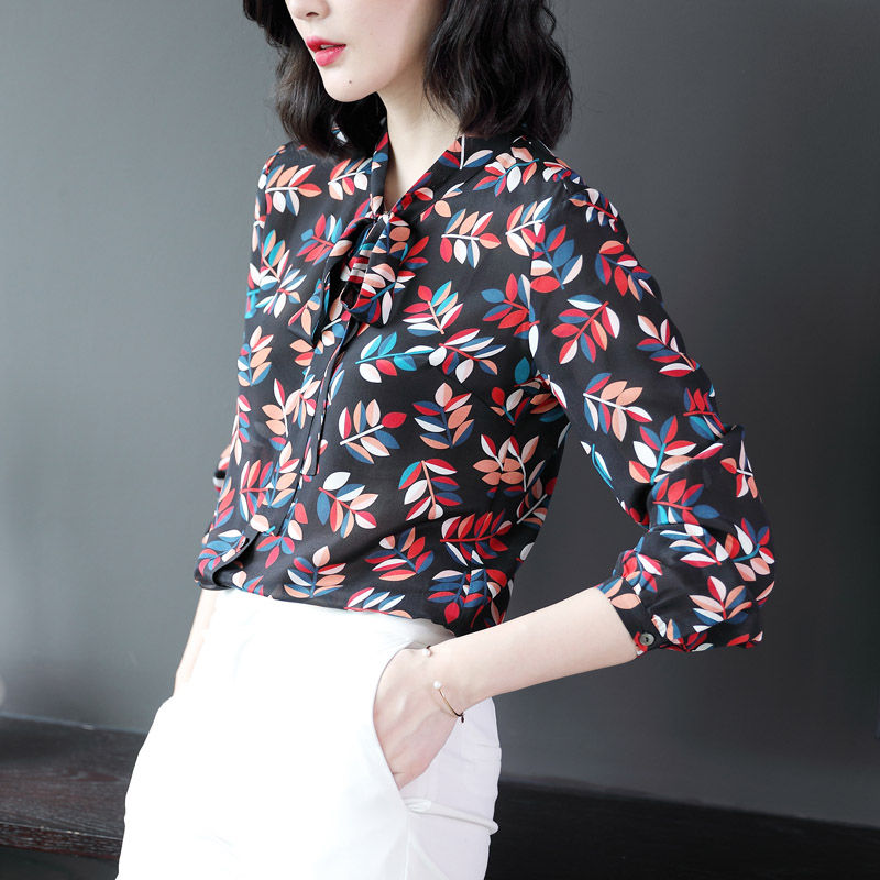 老婆43，经常穿娃娃衫+半裙，美得清新脱俗，走街上没人叫阿姨