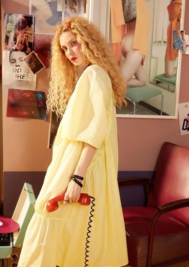 款淡黄：近期这条“浅黄的长连衣裙”忽然就火起来了，女星都会穿它！