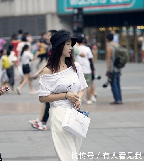 路人街拍模特身材的小姐姐，修长性感的美腿有一米八