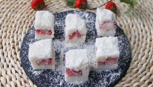  香甜：香甜滑嫩的草莓小方，看着就有食欲，大人小孩都很喜欢