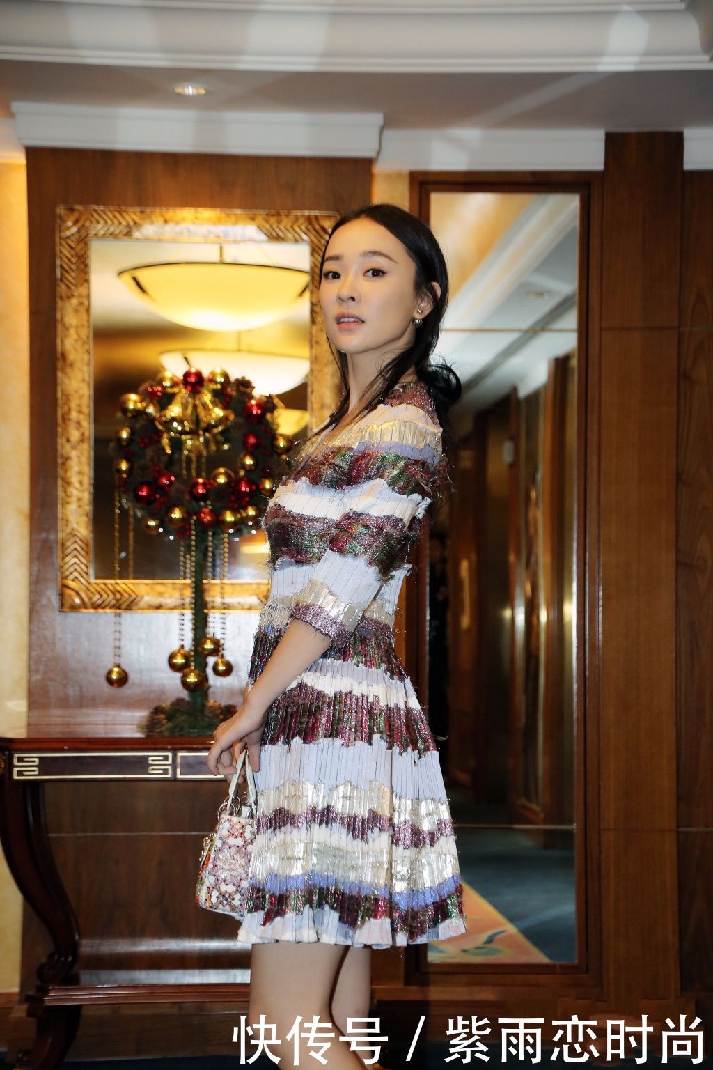 霍思燕穿斜肩裙现身,看起来80斤都不到,网友:再胖点都穿不了!