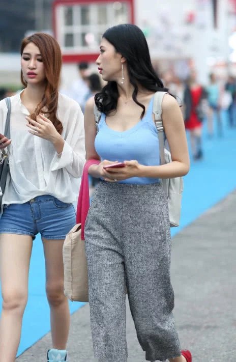 超短裤小姐姐，一个人女神范，一个知性熟女范，比身材阔腿裤美眉