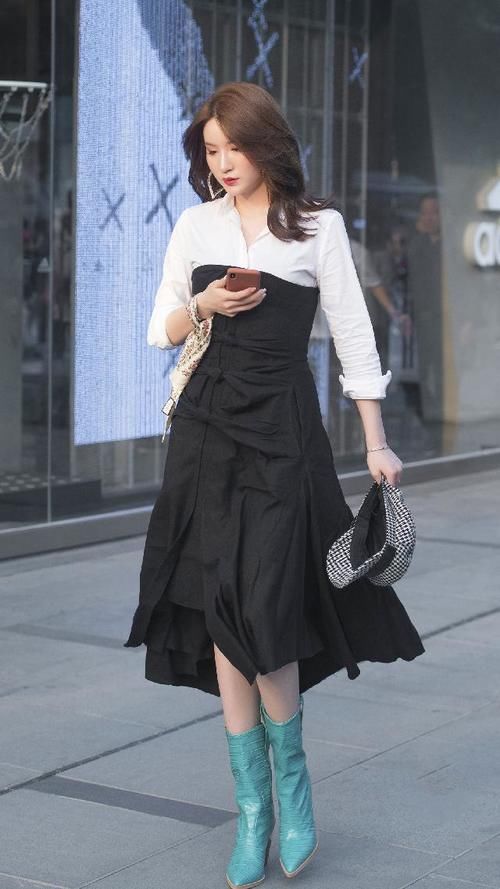  『美女』美女穿黑白拼色连衣裙显得优雅大方，脚下的蓝绿色短靴很抢眼