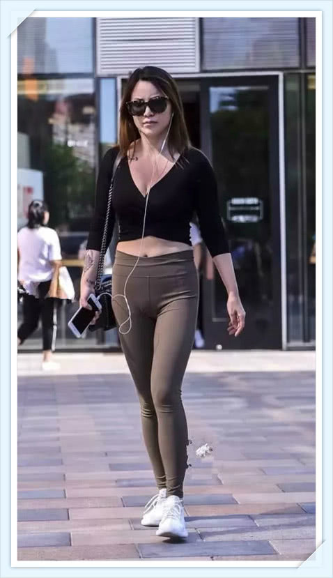 健身型美女小姐姐紧身裤大秀完美 羡煞众人