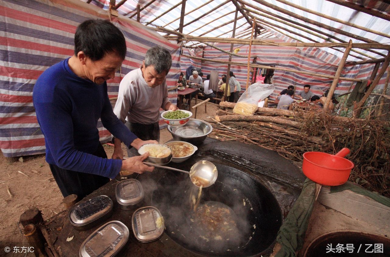 民工兄弟百米悬崖上修栈道，游客看着双腿打颤，他们却如履平地