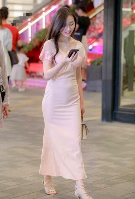  美女■街拍：头上架一副太阳镜的美女，吊带背心搭配热裤，帅气大方显腿长