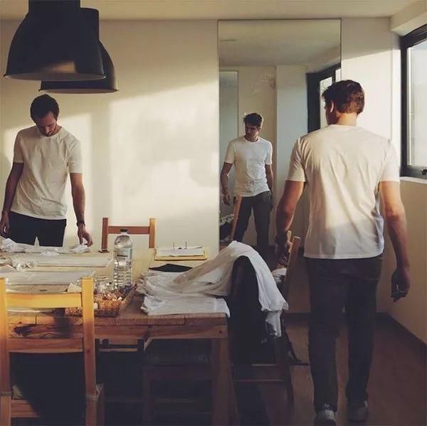 简单到极致的魔力!穿上就脱不下来的白T恤。