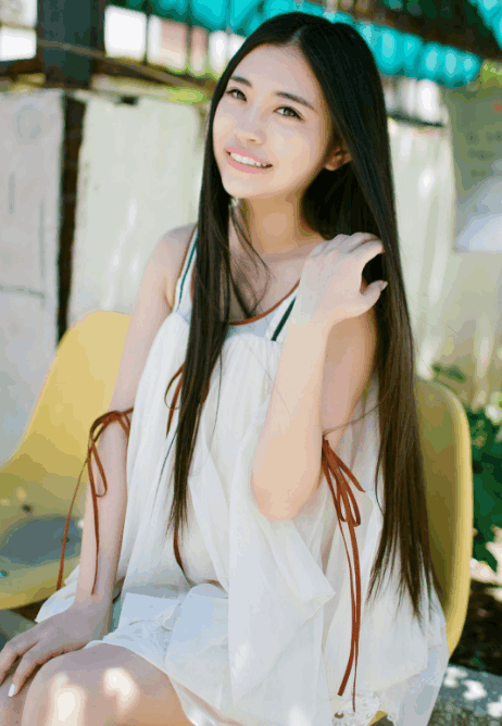 修身的牛仔裤，柔软高弹的面料，轻盈时尚的造型，非常的修身美体