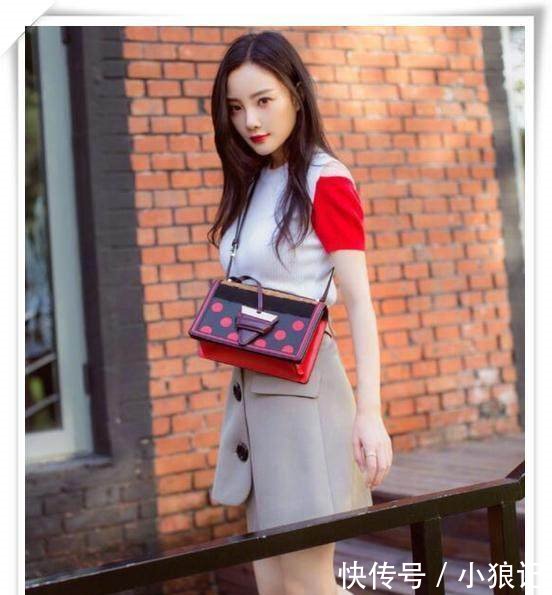 李小璐终于开始穿短裤秀腿了，网友发黑的双膝暴露了太多秘密！