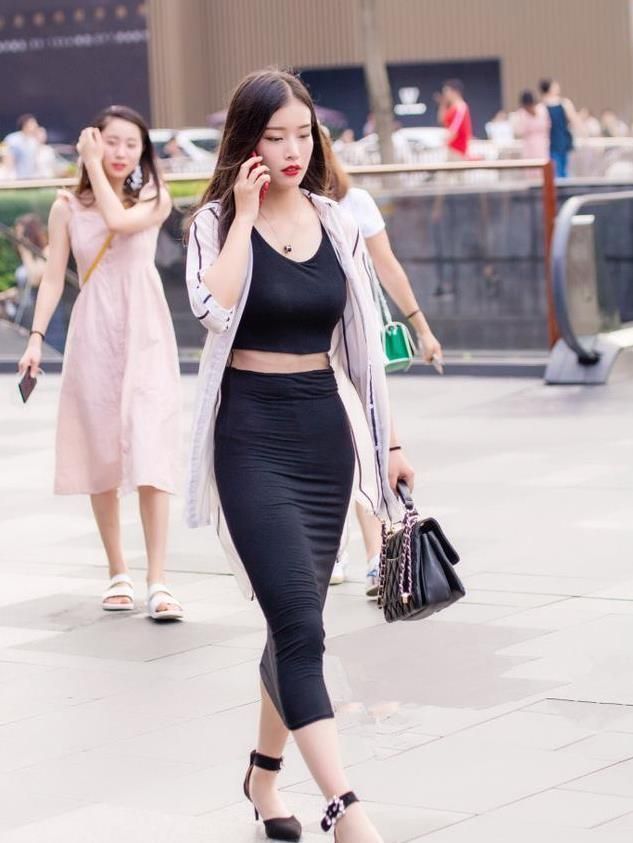 #紧身#街拍:青春洋溢的紧身裙美女,彰显潮流的气息,靓丽又大气