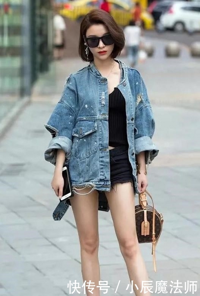 『小姐姐』路人街拍,帅气的牛仔服搭配浅蓝色瑜伽裤,打造出美丽的线条感