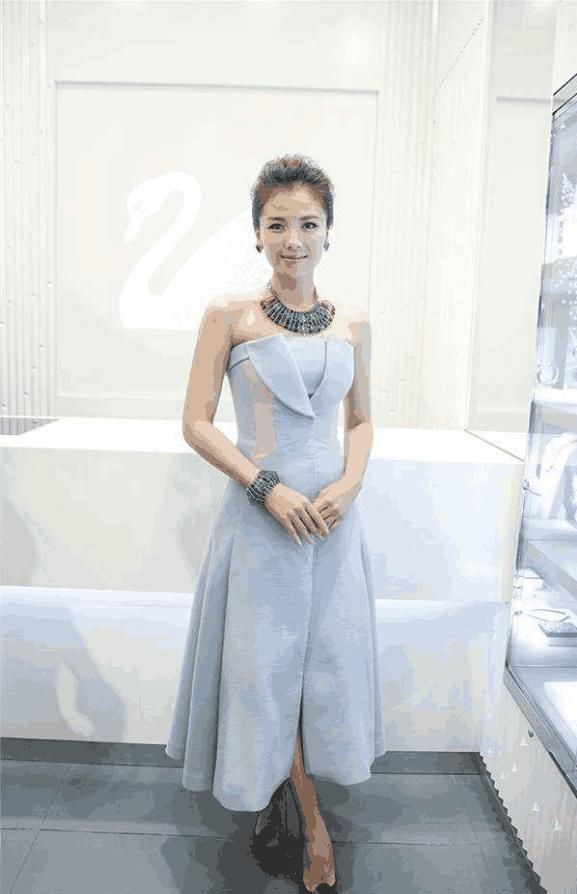 路人镜头下的刘涛,颧骨高的要飞起了,网友:王珂怎么受得了哟?