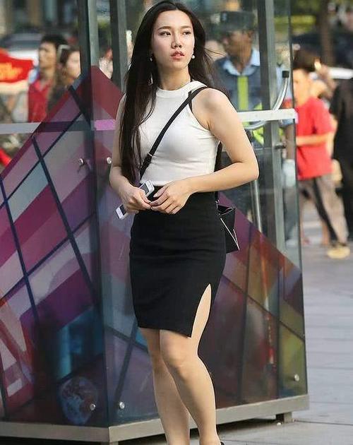 路人街拍，小姐姐迷人的穿搭隐约中勾勒出曼妙曲线，妩媚动人