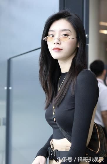 同是背上“一丝不挂”，奚梦瑶完美，蔡依林惨败，蕾丝内衣惹的祸