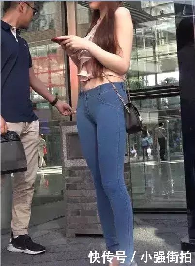 成熟微胖小姐姐粉红吊带穿出纤瘦火辣身段，紧身牛仔搭配刚刚好