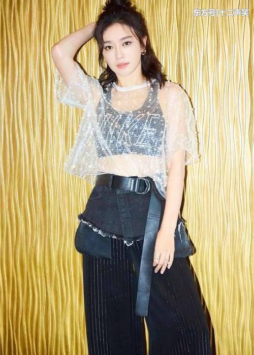 轻熟装扮的秦岚 ，分红肚兜性感十足，网友: 妩媚，太有料了！