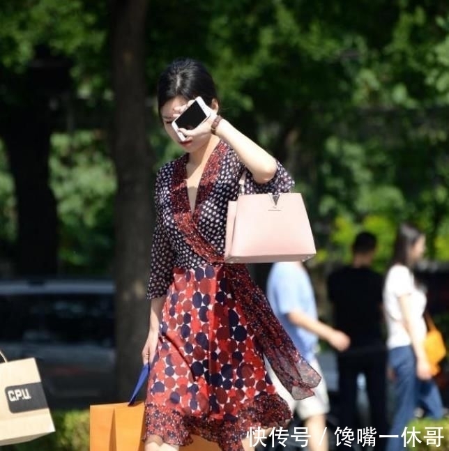  优雅|街拍：瑰姿艳逸的小姐姐，一条灰色的连衣裙，时尚优雅魅力气质