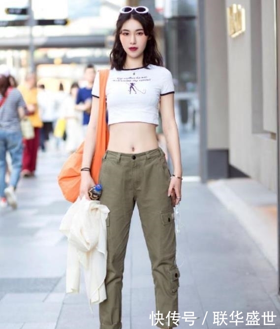  【吊带】街拍：天生丽质的小姐姐，一条蓝色吊带连衣裙，时尚性感魅力十足