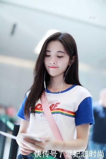 鞠婧祎短裤穿得太短了，难怪一路都要用“小猪佩奇”挡着！