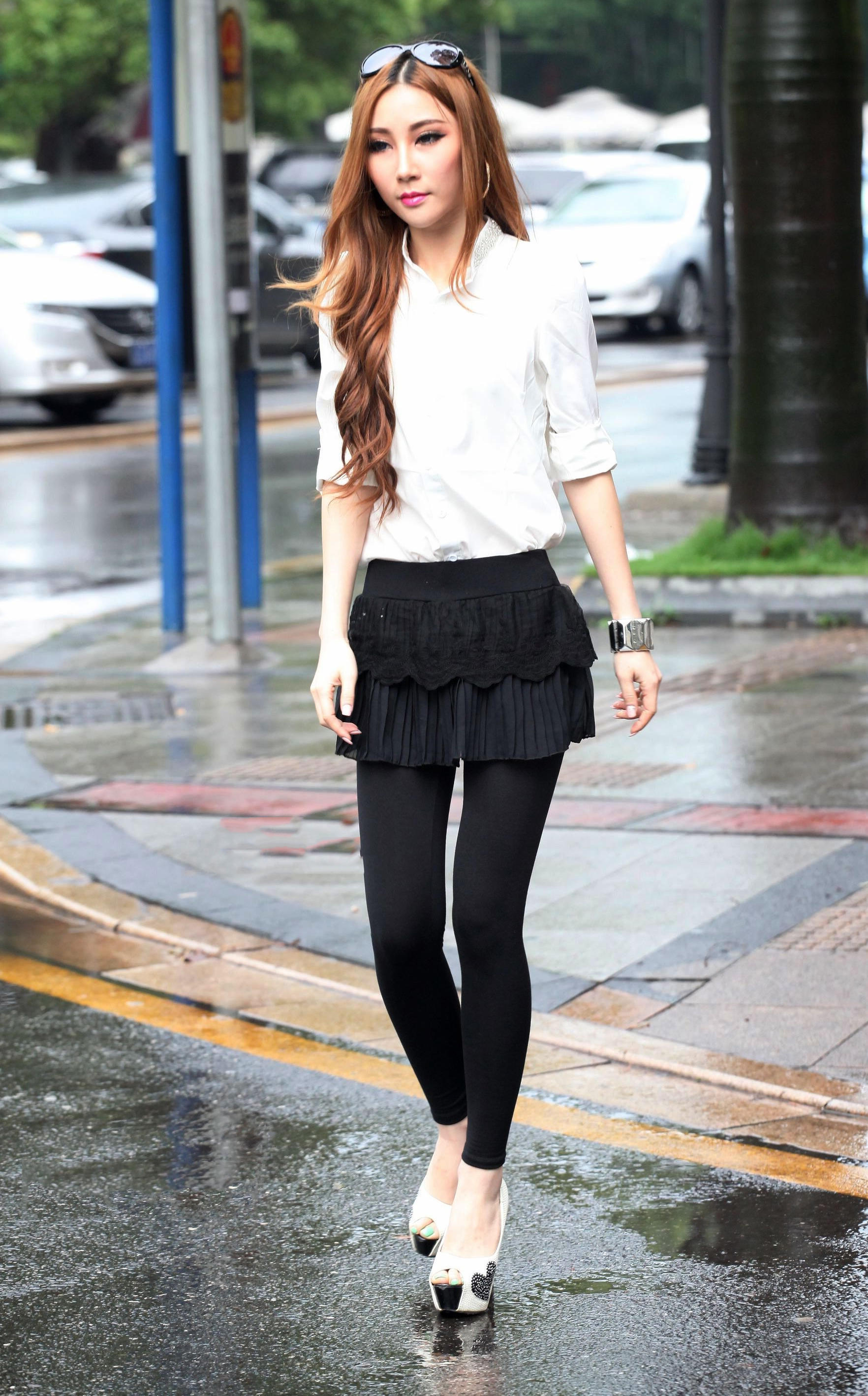 气质小姐姐踩着鱼嘴高跟，扭摆的身姿尽显曼妙的身材，吸眼无数