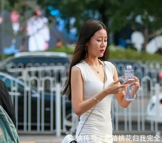  「身上穿着一」一双优雅的尖头高跟鞋，清新的色调，让她走路的姿态显得更加迷人