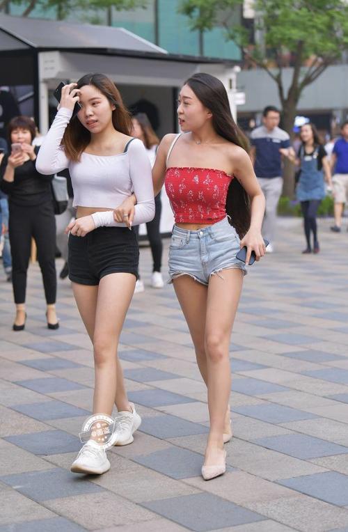 路人街拍，短裤展示美女的大长腿， 时尚又性感，潮流又百搭！