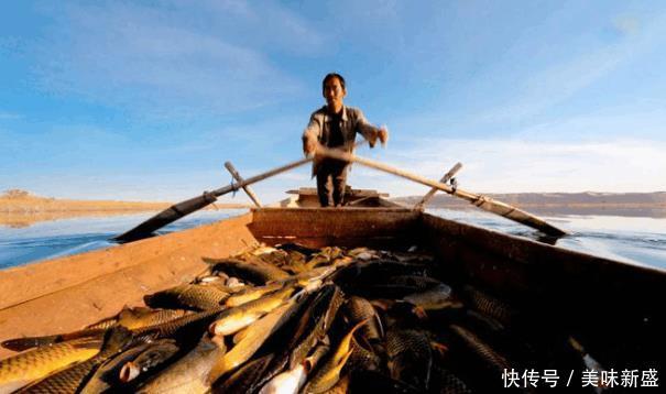 塔克拉玛干沙漠腹地现湖群, 比巴西千湖沙漠还美, 却鲜为人知!