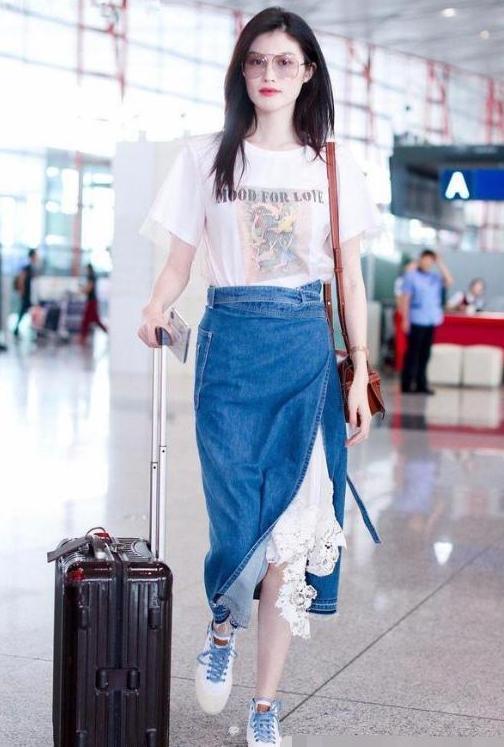 别再穿老土的打底裤了, 超模何穗告诉你裙子里穿裙子才是最时髦的