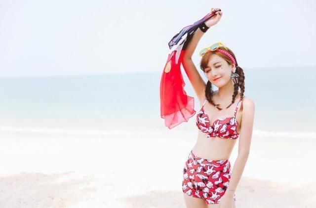 秋日度假:沙滩上度假的美女身穿美丽的泳衣，三件套展现女性时尚