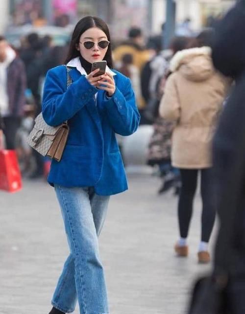  『短袖』美女时尚街拍：优雅闲适的美女，一件紫色短袖配牛仔短裤，时尚唯美气质