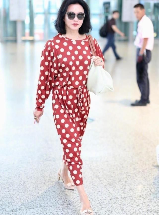 50岁金星和46岁陶虹同穿红色波点裙，才发现女人之间的差距有多大