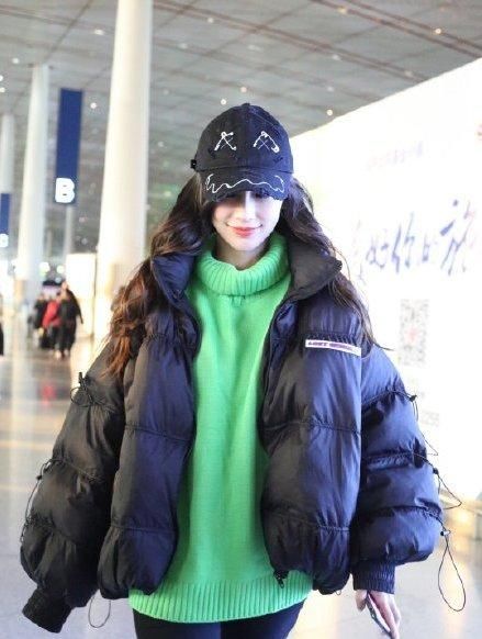  『内搭』Angelababy穿羽绒服也不显胖，配圆领衬衫紧身裤，身材好就是任性