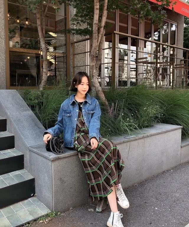  『碎花裙』“毛衣”失宠了？2020就要穿着4件薄外套＋裙子搭配！好看＋气质！