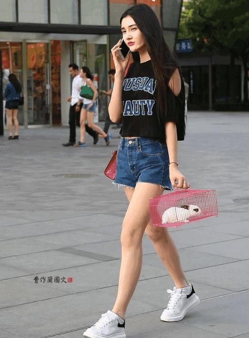 武汉街拍:武汉一男子在网站上看到妻子的另一面，精神瞬间崩溃了