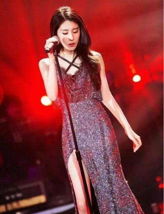 168张碧晨撞衫156蔡依林，居然要输的迹象，网友:张碧晨学着点