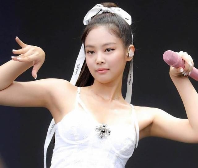 少女■不可以扔!Chanel、Dior 包裝彩带除开绑头发外,可以那样用