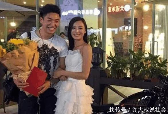 海归美女广场下跪向男友求婚还送房产证, 这都