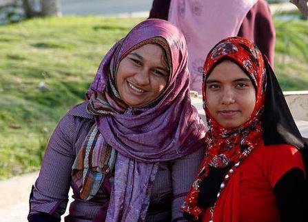 缅甸姑娘到中国旅游，在街上看到这场景就愣了：这里是埃及吗？