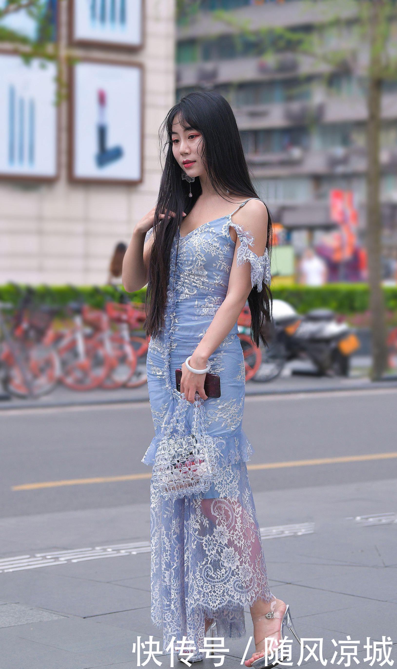  『厚底』蕾丝吊带连衣裙，搭配厚底高跟凉鞋，美女对身材自信穿出气质美