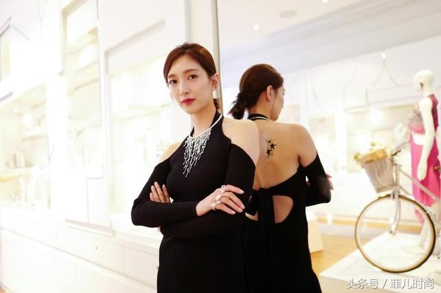 江疏影真猛！硬生生把露背裙穿成了“肚兜”网友：我可不敢这样穿