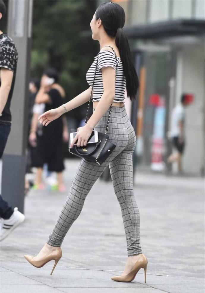 街拍:小姐姐穿格纹紧身裤秀出丰满身材，完美的弧线没有一个褶皱