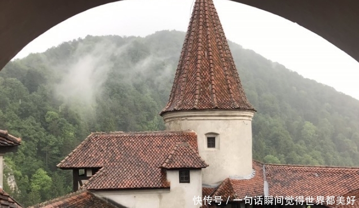 传闻中吸血鬼的故乡,有德古拉家族遗留的城堡,连教堂都是黑的