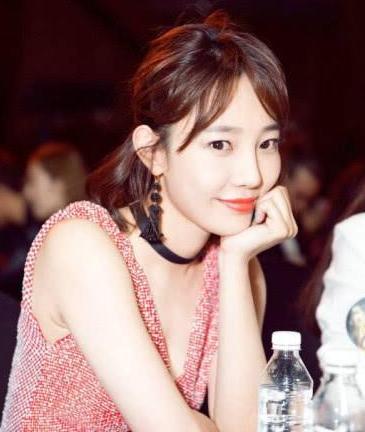 白百何穿错服装，肥胯腿皱暴露年龄，网友：真的老了！