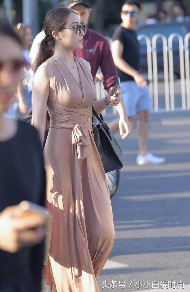 美女身穿深V沙滩裙露美背，清新不张扬的性感充满诱惑力！