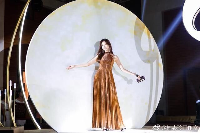 44岁的林志玲出席活动，礼服上半身开好大，网友：被惊艳到了