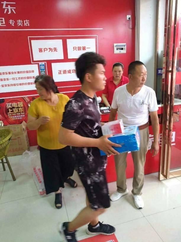 这家贵州小县城的京东家电专卖店一天就卖了3